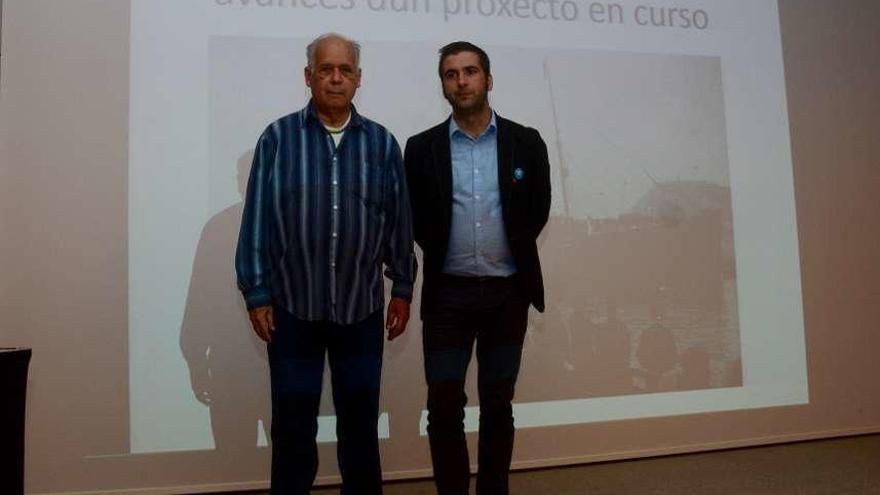 Luis Hernández Otero y el diputado provincial de Cultura, Xosé Leal, ayer en el Museo.  // Rafa Vázquez