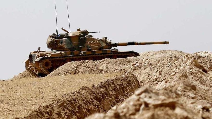 Un tanque turco durante la ofensiva en Siria. // Efe