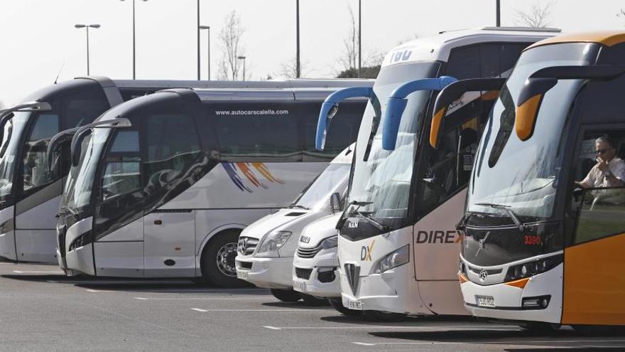 Autocars turístics aparcats al pavelló de Fontajau.