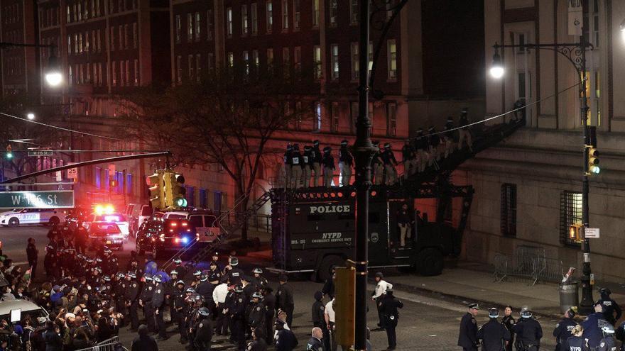 La policía desaloja el edificio ocupado en la Universidad de Columbia y arresta a decenas de estudiantes