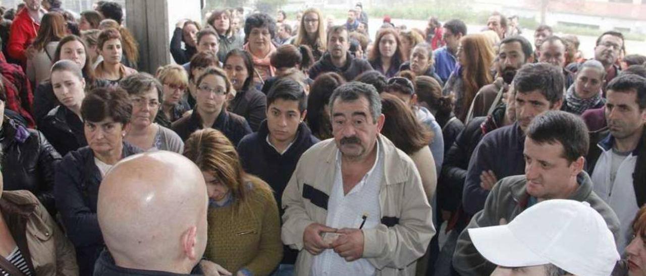 El presidente del tribunal llamando a los participantes para entrar al examen. // Santos Álvarez