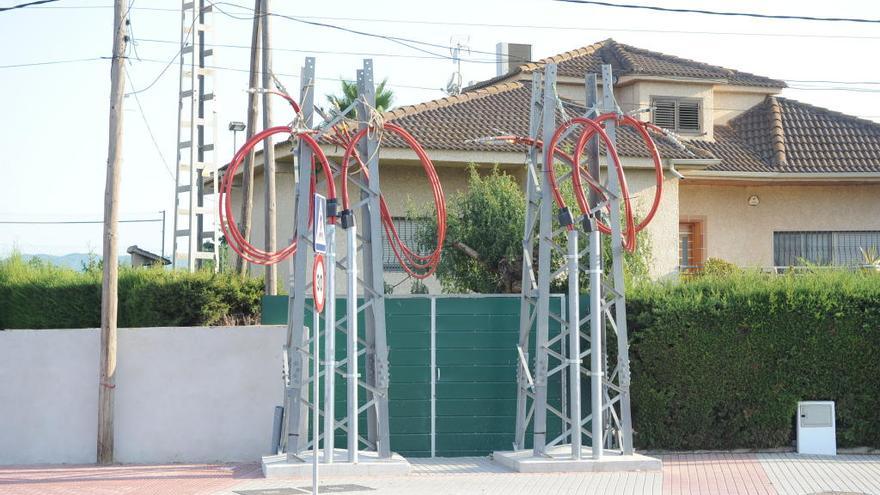 Las polémicas torres de alta tensión, junto a una vivienda en La Arboleja