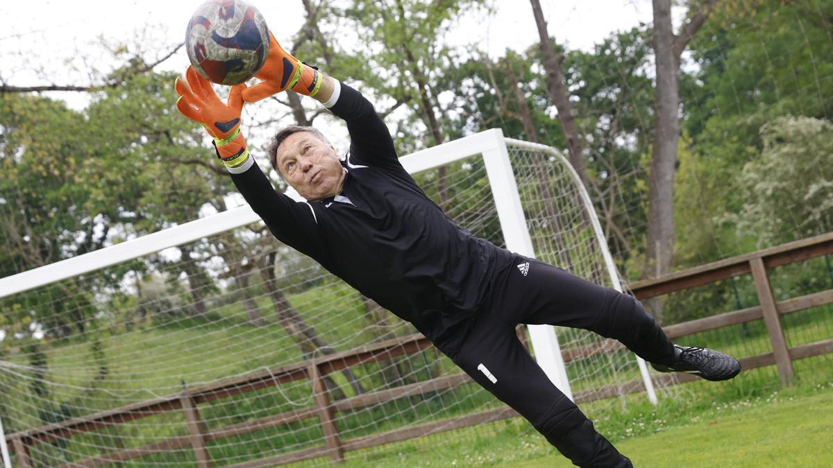 La intrahistoria del redebut de Ángel Mateos en Tercera a sus 70 años: "Sigo con la ilusión de un chaval para volar de palo a palo"