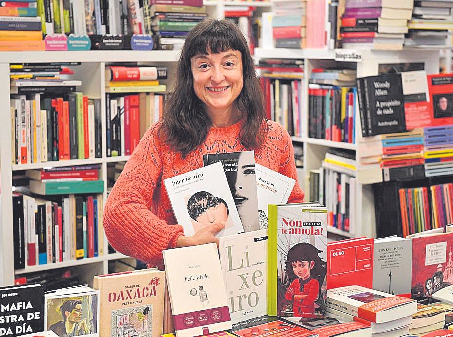 Alejandra de Diego con varios libros.