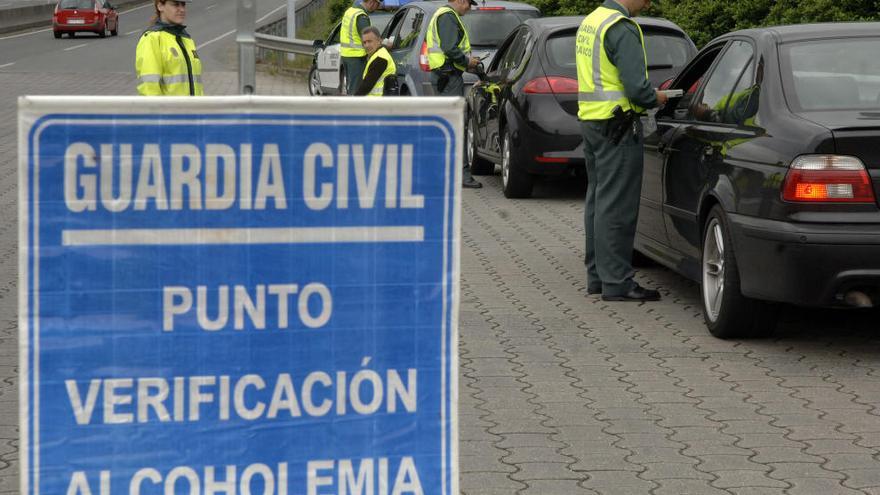 Punto de control de alcoholemia en una vía gallega // Juan Varela