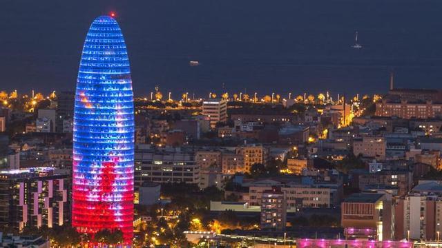 Warren Buffet quiere comprar la torre Agbar de Barcelona.