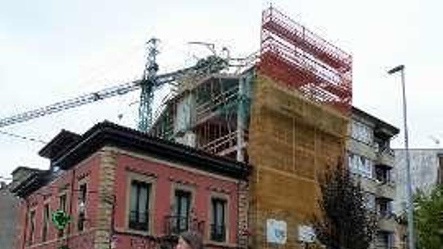 Un edificio en construcción en Villaviciosa.