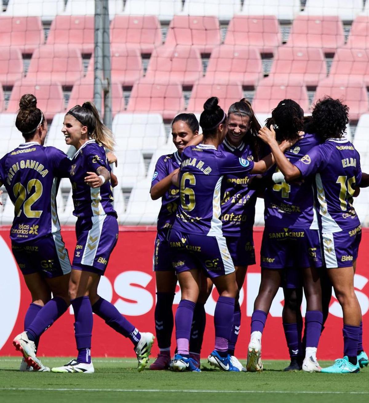 Las jugadoras del Costa Adeje celebran un gol en su duelo en Sevilla.