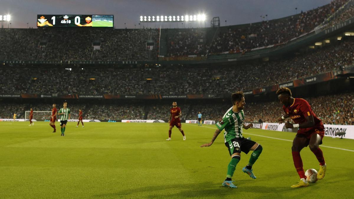 Una acción del Betis-Roma.