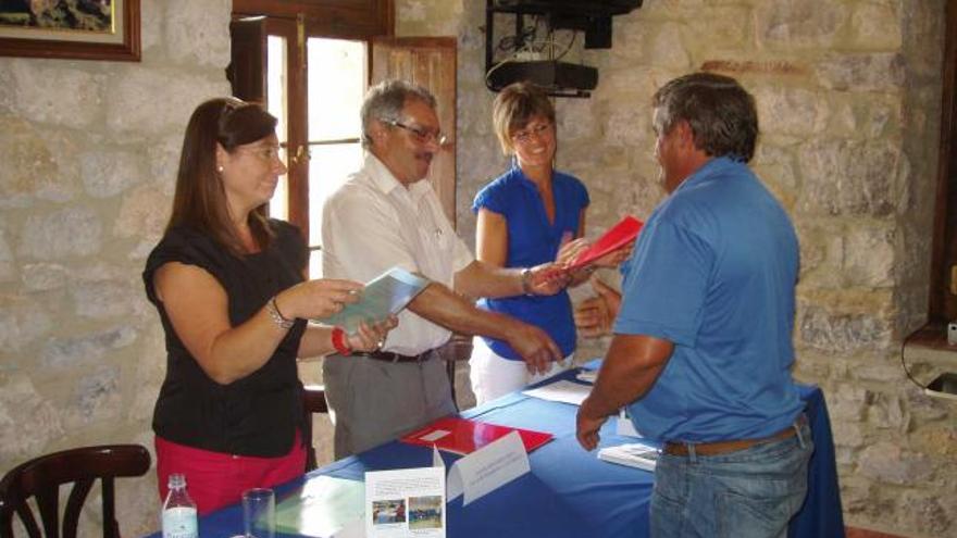 El alumno José Manuel Vázquez, a la derecha, recibe su diploma de manos del alcalde de Proaza, Ramón Fernández.