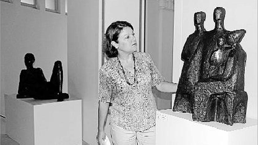 La concejala de museos de Nules, Rosa Mª Martínez, con una de las obras.