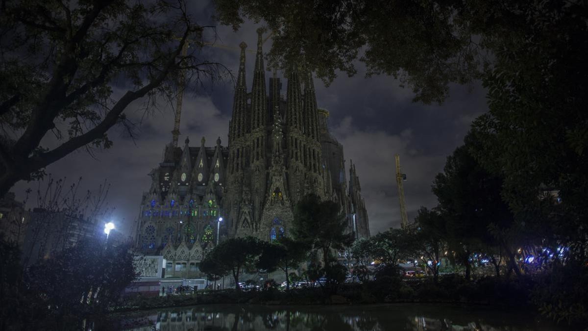 zentauroepp33242943 barcelona 19 03 2016   la hora del planeta  apagada de la il180324094440