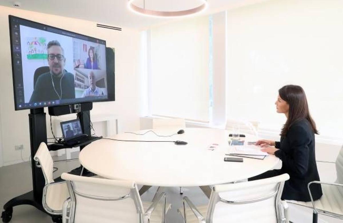 De oscuro, durante una videoconferencia con representantes hoteleros