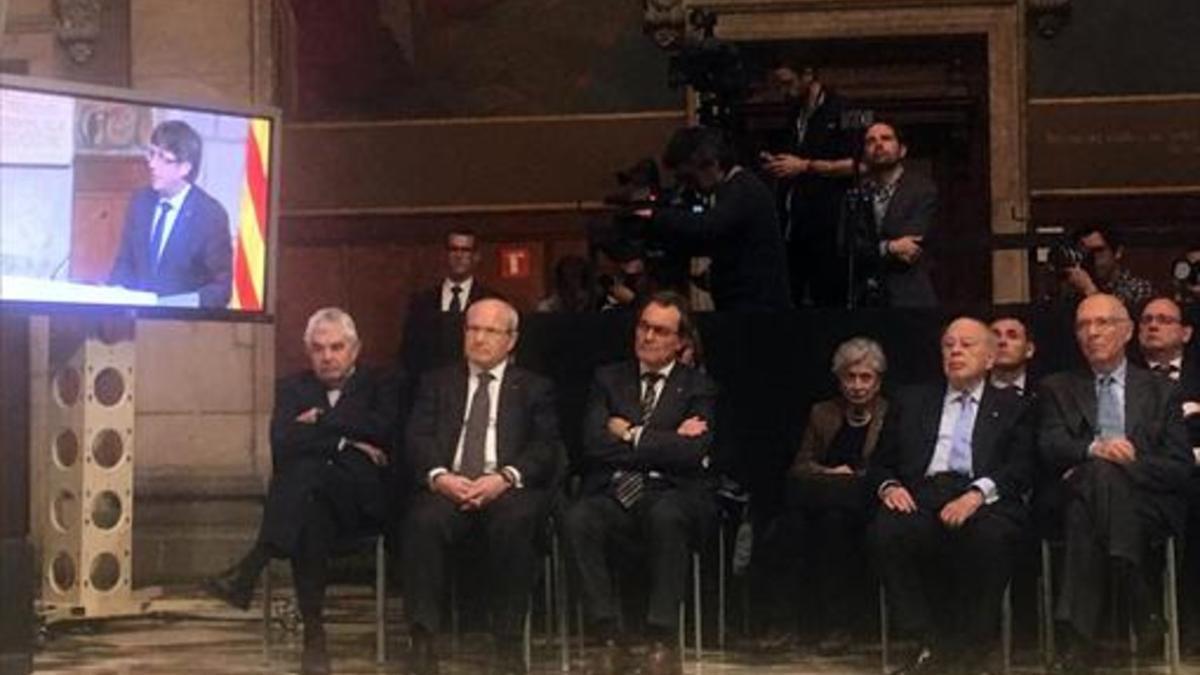 De izquierda a derecha, Pasqual Maragall, José Montilla, Artur Mas y, más retirado, Jordi Pujol, en el acto de homenaje a Josep Tarradellas.