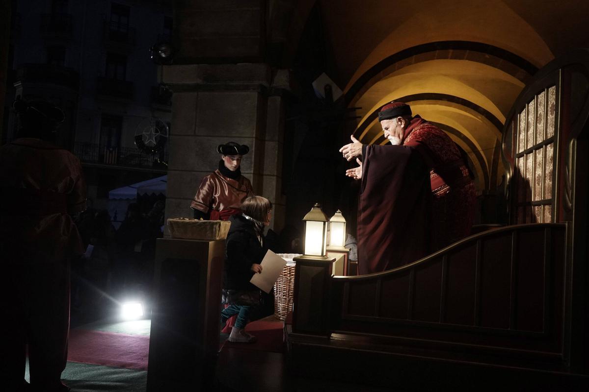 Totes les fotos dels infants de Manresa donant la carta al Príncep Assuan