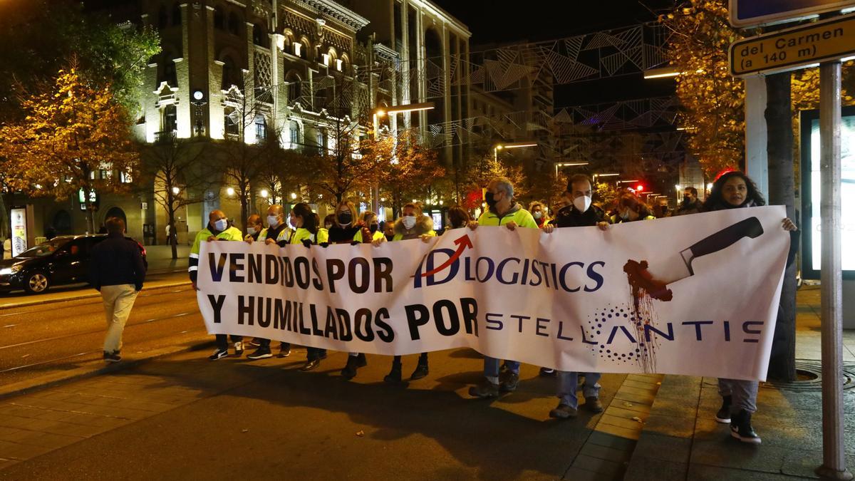 La plantilla de IDL se ha manifestado este jueves por la tarde por el paseo Independencia de Zaragoza.