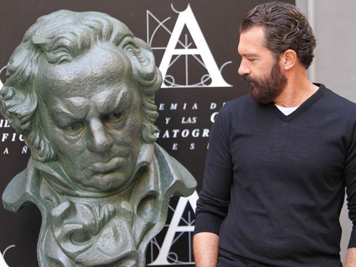 Antonio Banderas posa junto al busto de Goya