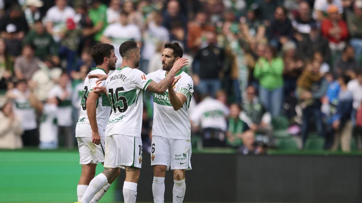 El Elche rompe su mala racha con una remontada ante el Mallorca, que regresa a zona de descenso