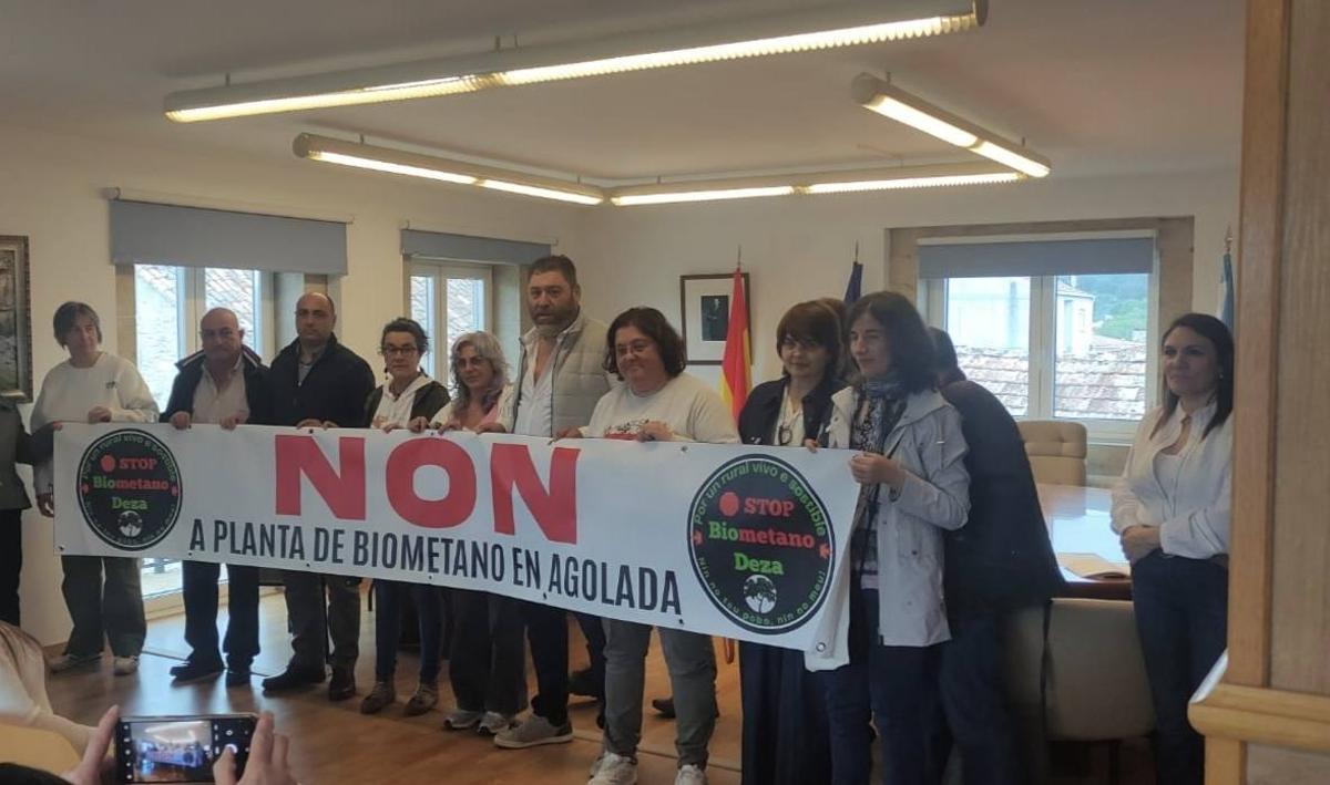 Miembros de la corporación y de Stop Biometano Deza, con la pancarta.