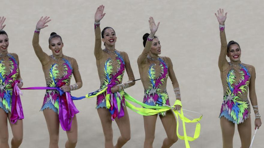 El equipo español de gimnasia rítmica tras su ejercicio.