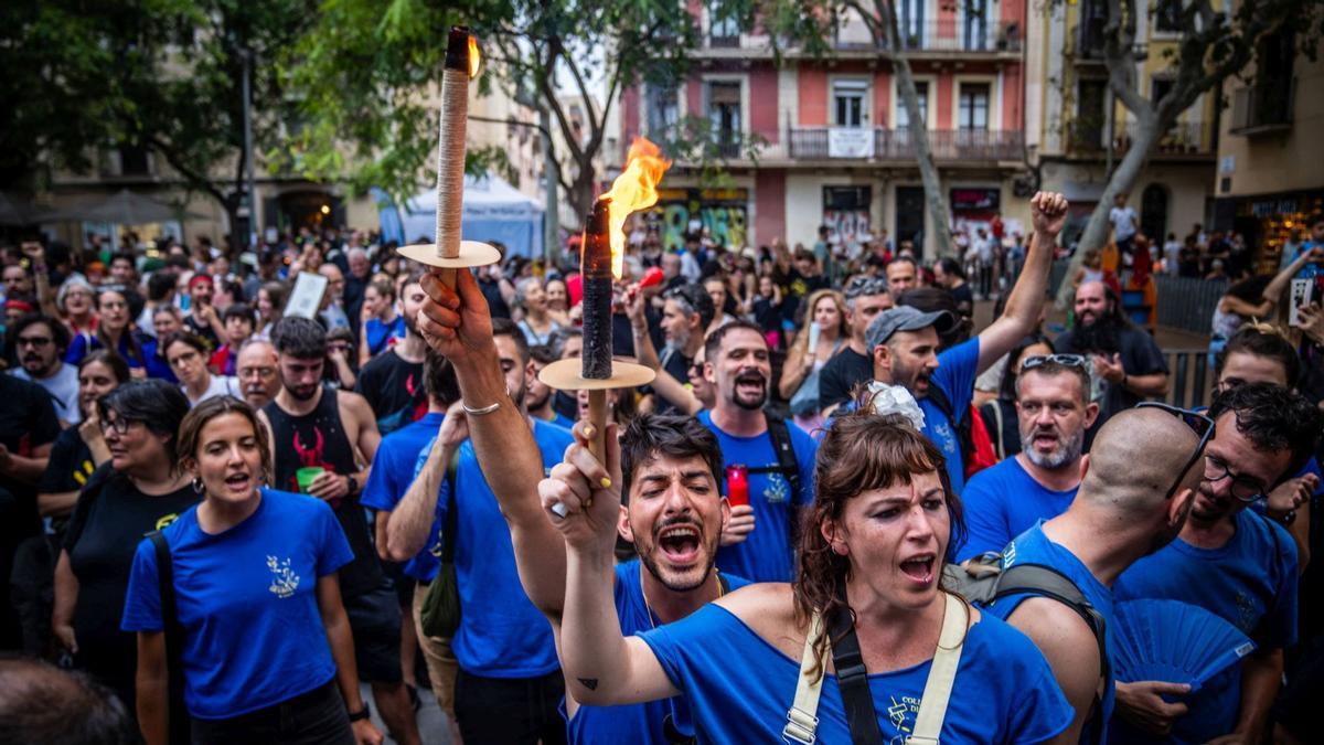 Un funeral por la cultura popular sustituye la masiva cercavila de las fiestas de Gràcia 2024