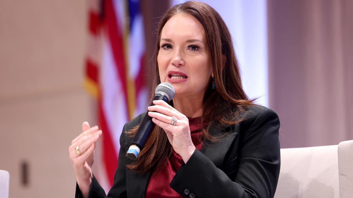 La secretaria de Agricultura de EEUU, Brooke Rollins, habla con los asistentes a la parada de la Gira por la Libertad Energética de la Universidad Texas A&amp;M en el Centro de Conferencias Presidencial Annenberg de College Station, Texas.