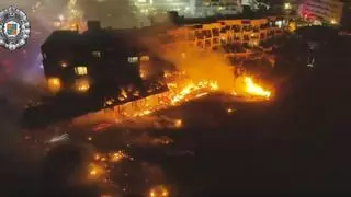 Una afectada por el incendio que arrasó tres negocios en Platja d'en Bossa: "De la oscuridad apareció alguien. Me sacó del humo y gritó '¡Corre, corre!'. Me salvó".