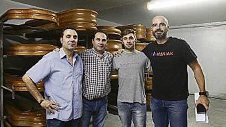 Eduardo, Víctor y Manuel Gallego, y Lalo Arce. // J. Regal