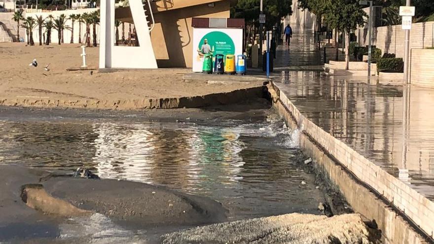 La lluvia parte en dos la playa de la Albufereta