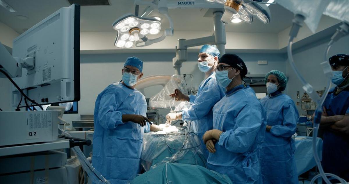 El doctor Simón Fuentes, a la izquierda, con otros compañeros en el hospital Reina Sofía.