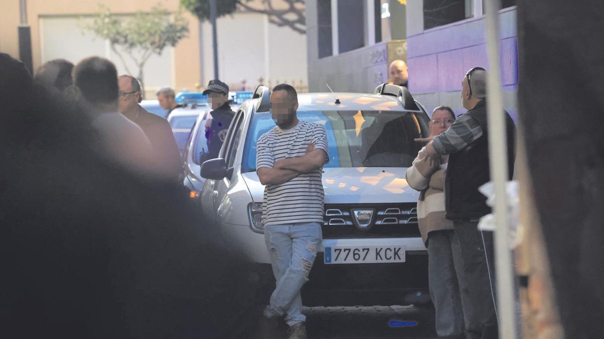 El exmarido y padre de las fallecidas en Xilxes, tras hablar este martes con las autoridades, presenciando el operativo.