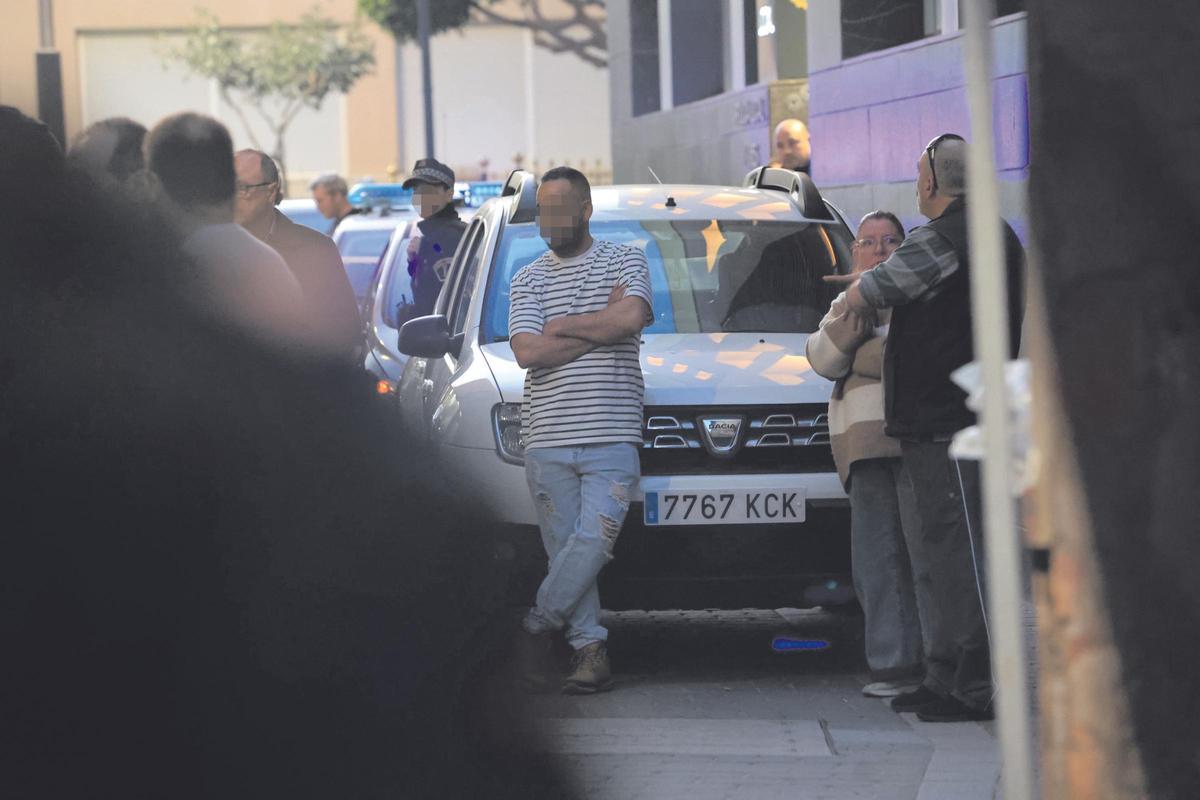 El exmarido y padre de las fallecidas en Xilxes, tras hablar este martes con las autoridades, presenciando el operativo.