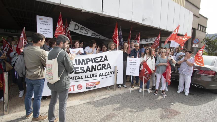 Las limpiadoras del hospital de Xàtiva estallan por la reducción de plantilla: &quot;No llegamos a todo&quot;