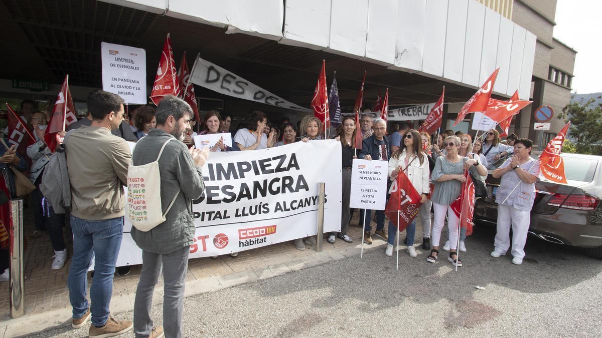 Las limpiadoras del hospital de Xàtiva protestan por la precarización del servicio