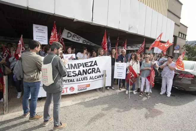 Las limpiadoras del hospital de Xàtiva protestan por la precarización del servicio