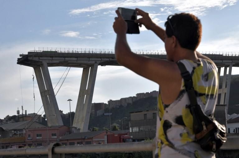 Decenas de muertos al desplomarse un puente de una