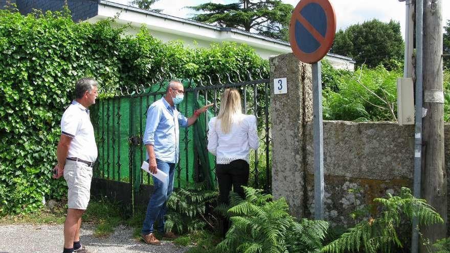 El alcalde, Juan González (centro), inspecciona el terreno del futuro &quot;leiraparking&quot;, ayer, en Nigrán. // FdV