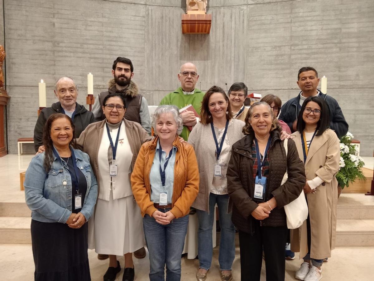 Voluntarios con el párroco de San Fernando, José María Pintos, y Romina Molina, delante con chaqueta gris