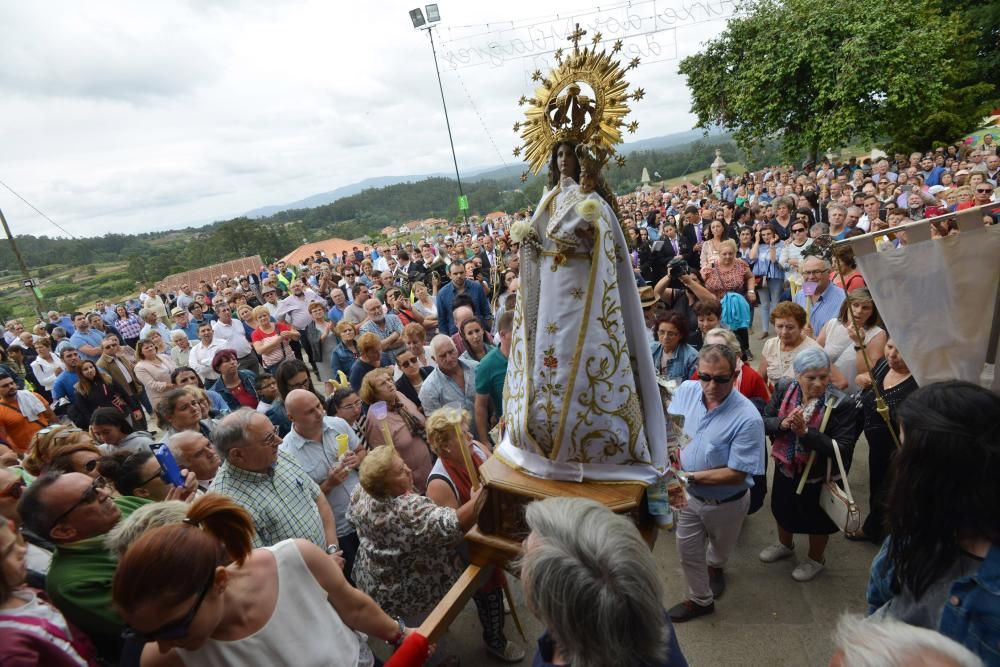 La tradicional romería celebra su día grande con la procesión de la Virgen