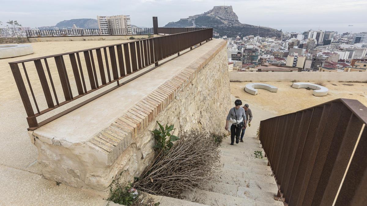 El castillo de Santa Bárbara, al fondo, visto desde el de San Fernando.