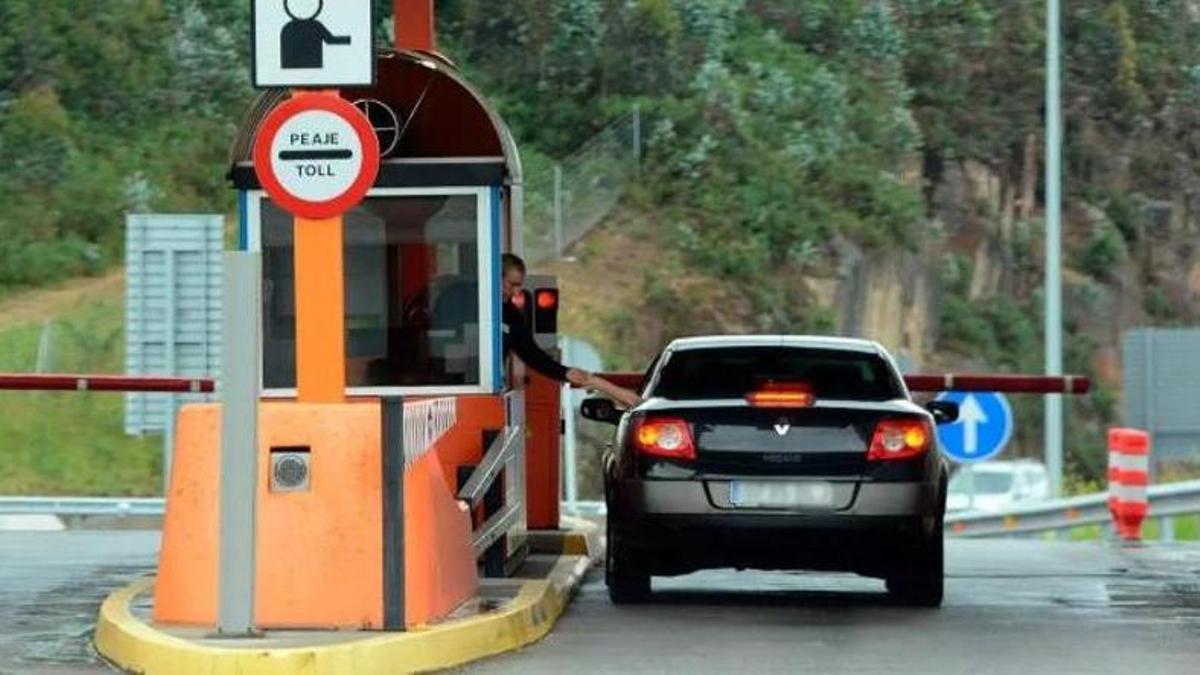 Un conductor paga en uno de los peajes de la AP-9