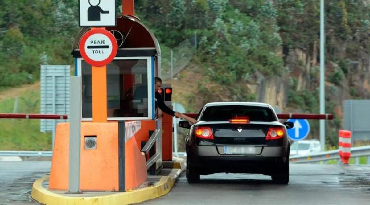 Un conductor paga en uno de los peajes de la AP-9