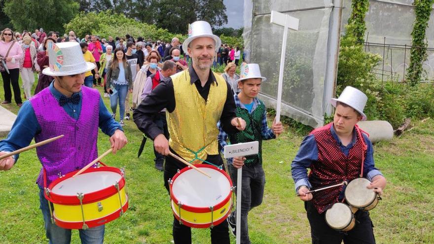 Los guías del itinerario por la finca El Cabillón, seguidos por los participantes. | T. Cascudo