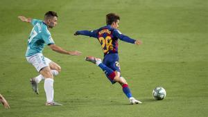 Riqui Puig es perseguido por Moncayola en el Barça-Osasuna del Camp Nou.