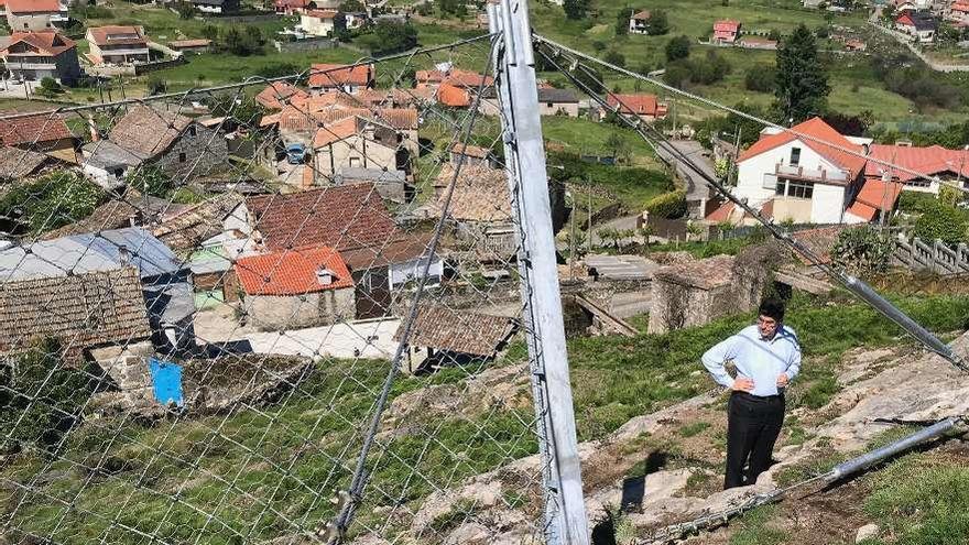 Así es la malla que protegerá a Chandebrito de las rocas del castro