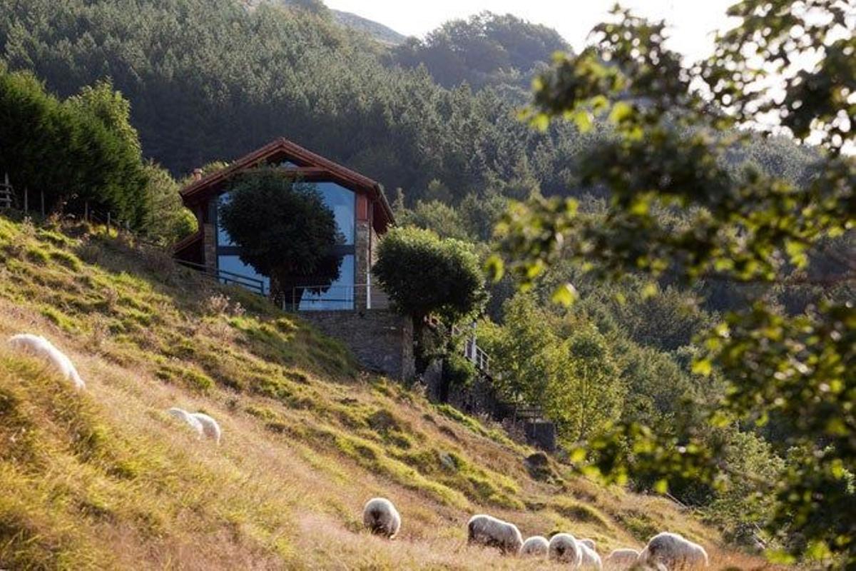 Ubicación del hotel Borda Aránzazu, junto a los acantilados y las campas de Urbia.