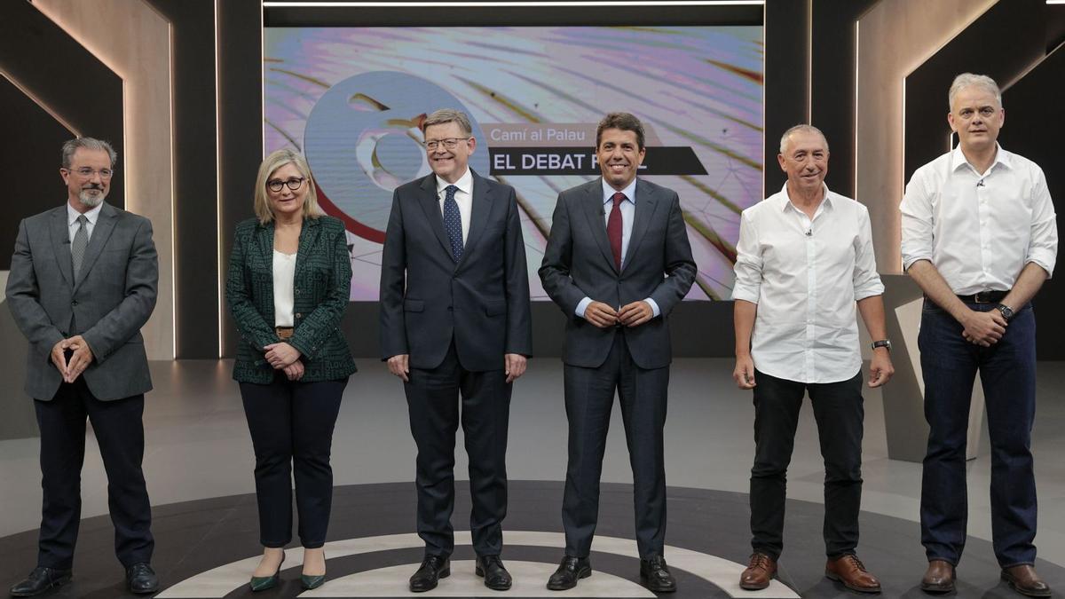 De izquierda a derecha, Carlos Flores (Vox), Mamen Peris (Cs), Ximo Puig (PSPV-PSOE), Carlos Mazón (PP), Joan Baldoví (Compromís) y Héctor Illueca (Podem), en el debate en À Punt.