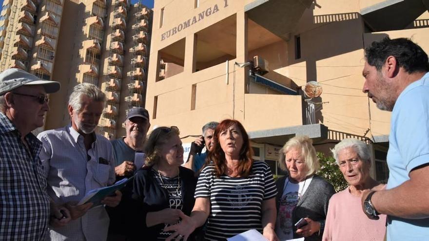 Los vecinos del edificio, anteayer, cuando fueron notificados por la Policía Local de que tenían que irse de sus casas.