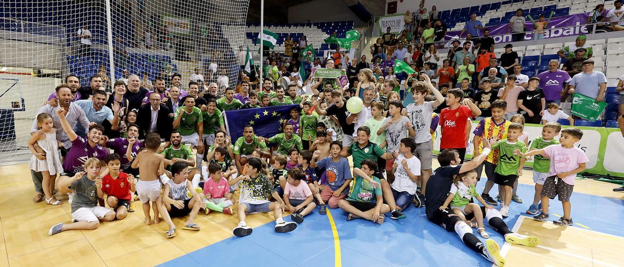 La plantilla del Palma Futsal posa con jóvenes aficionados al final del partido ante el Jaén Paraíso Interior, el sábado en el Palau.