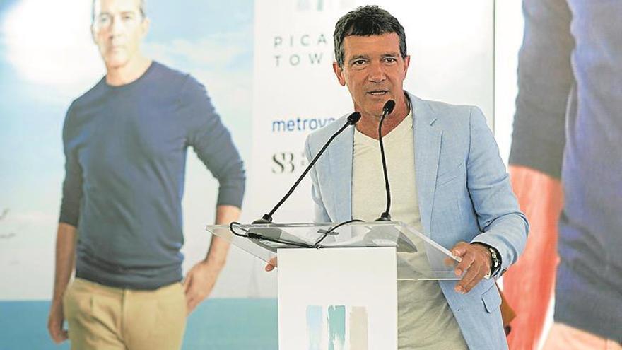 Banderas financia su teatro con patrocinios